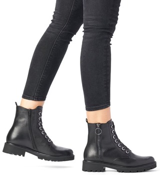 černé kotníkové boty